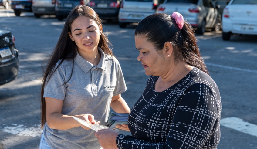 Kits com informações e orientações são entregues a pedestres e condutores para ampliar a conscientização sobre segurança no trânsito (Divulgação/PMMC)