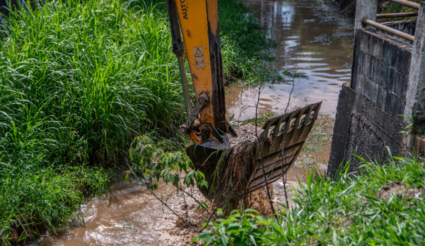 A frente de trabalho está concentrada no trecho em que o Ribeirão Guararema corre paralelo à rua José Paniágua Sanches, numa extensão de 150 metros (Divulgação/ PMMC)