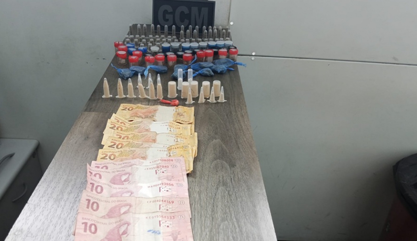 Na Vila Cleo, Guarda Civil Municipal encontrou drogas e dinheiro com um suspeito que já era procurado pela Justiça por roubo (Divulgação/PMMC)