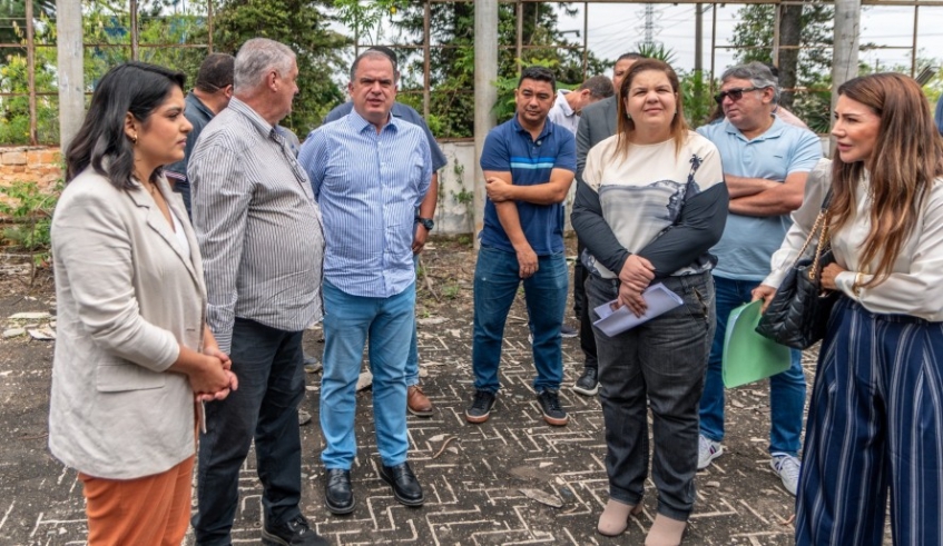 Prefeito em exercício Téo Cusatis, secretários Chavedar e Rebeca, procuradora Dalciane e vereadores vistoriam terreno que receberá a UPA Braz Cubas (Divulgação - PMMC)