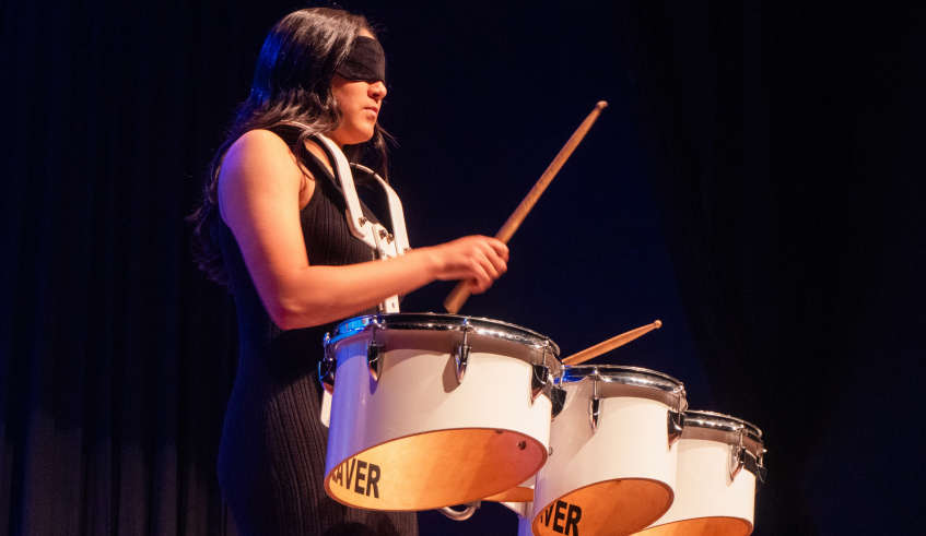 Alana Lauryn T. dos Santos, da EE Profª Dora Peretti de Oliveira, comemorou a conquista do primeiro lugar na categoria Juvenil, tocando percussão. (Divulgação/PMMC)