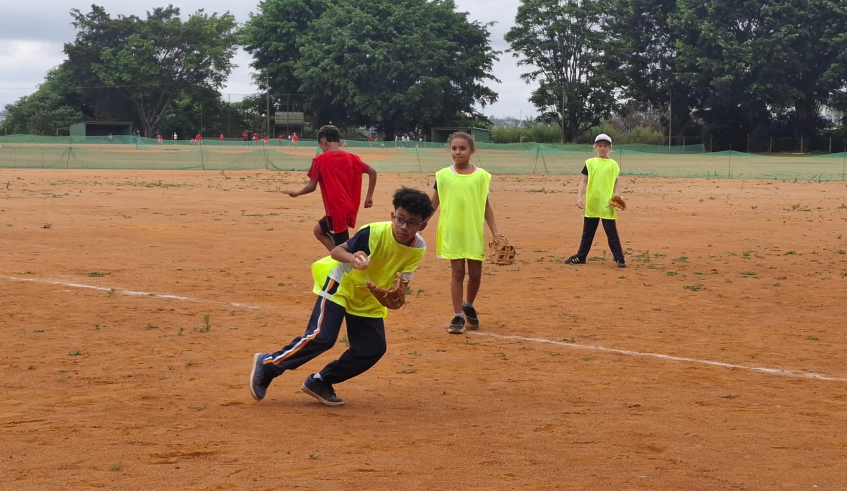 A prática do beisebol promove a integração e novas descobertas esportivas entre os estudantes de forma lúdica. (Divulgação/PMMC)