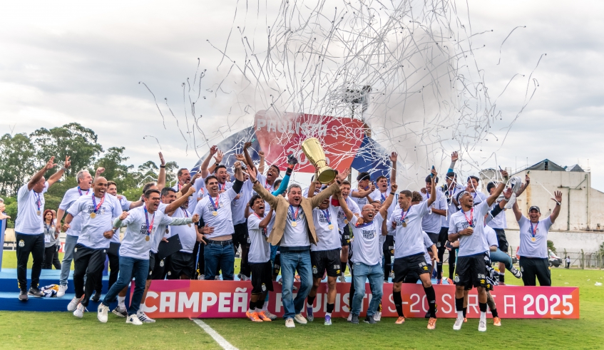 Após empate por 3 a 3 no tempo normal, Santos venceu o São Paulo por 4 a 3 nos pênaltis e garantiu o título do Campeonato Paulista Sub-20, no Nogueirão (Divulgação/PMMC)