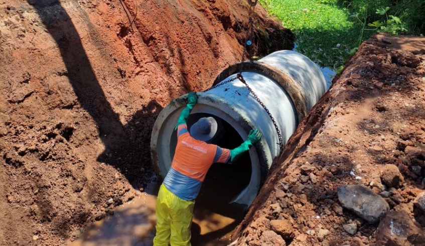 Foram implantadas tubulações de grande porte, com 1,2 metro de diâmetro, ampliando a capacidade do sistema de drenagem e garantindo maior fluxo hídrico da região