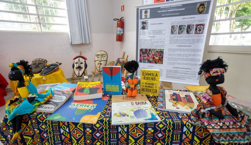 Também estão em exposição abayomis, bonecas brasileiras feitas com retalhos de tecido que se tornaram símbolo de resistência e afeto da cultura negra. (Divulgação/PMMC)
