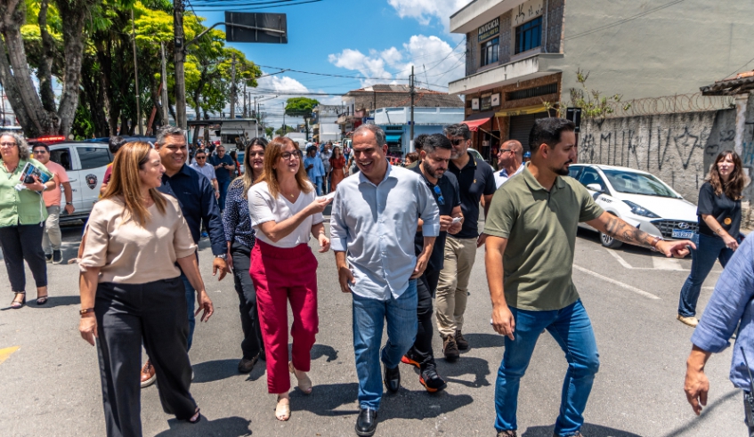Prefeita Mara Bertaiolli acompanhou o início do mutirão de zeladoria e serviços públicos no distrito de Jundiapeba na manhã desta quarta-feira (Divulgação/ PMMC)
