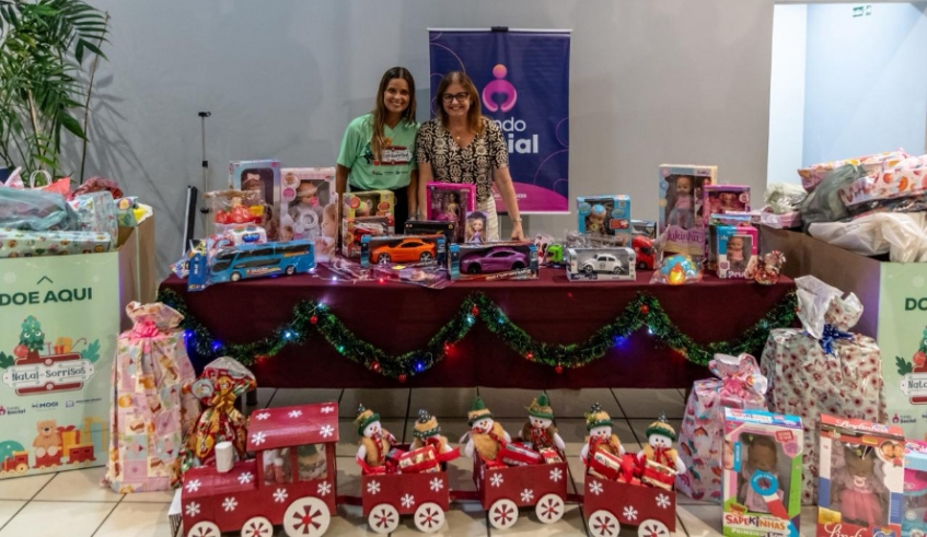 Maira Cusatis, presidente do Fundo Social, e a prefeita Mara Bertaiolli acompanham a arrecadação de brinquedos para a campanha Natal de Sorrisos (Divulgação - PMMC)
