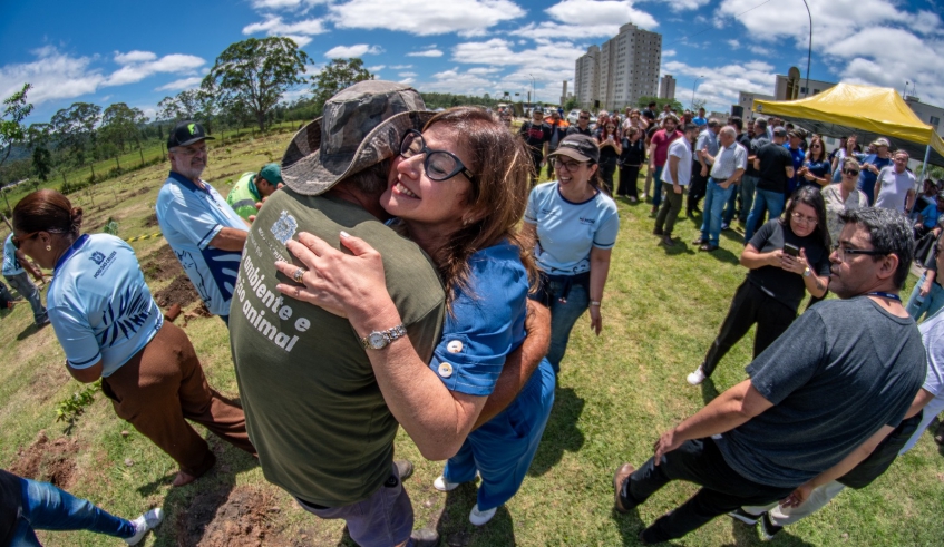 Prefeita Mara Bertaiolli agradeceu a participação das pessoas que contribuíram para o plantio das 730 mudas (Divulgação/PMMC)