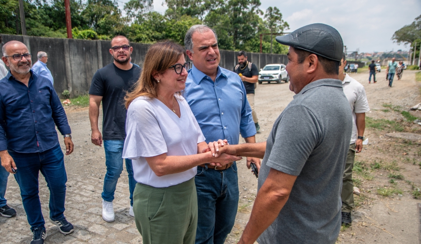 Na avenida Áurea Martins dos Anjos, Mara Bertaiolli e Téo Cusatis conversaram com morador e dão detalhes da obra que será realizada (Divulgação/PMMC)