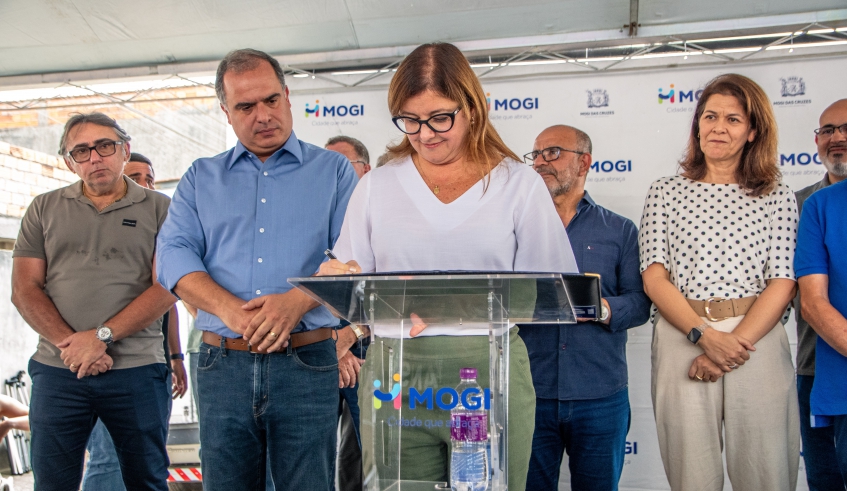 Prefeita Mara Bertaiolli oficializou a retomada das obras de esgotamento sanitário e anunciou pavimentação e drenagem para Nova Jundiapeba (Divulgação/PMMC)