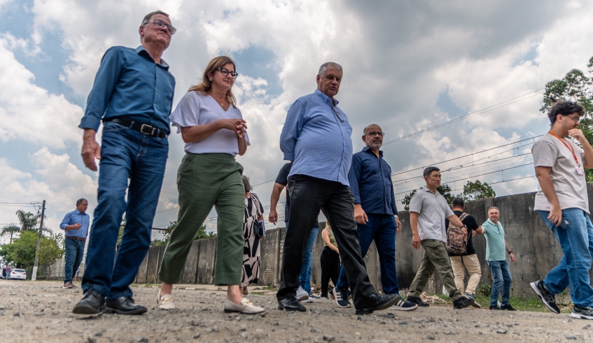 Prefeita Mara Bertaiolli, ao lado de secretários municipais, percorreu a avenida Áurea Martins dos Anjos, que receberá obras de pavimentação (Divulgação/PMMC)