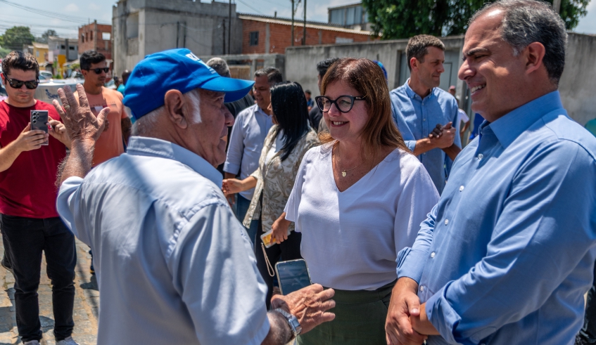 Mara Bertaiolli e Téo Cusatis conversaram com os moradores da Vila Nova Jundiapeba após o anúncio das obras de infraestrutura (Divulgação/PMMC)