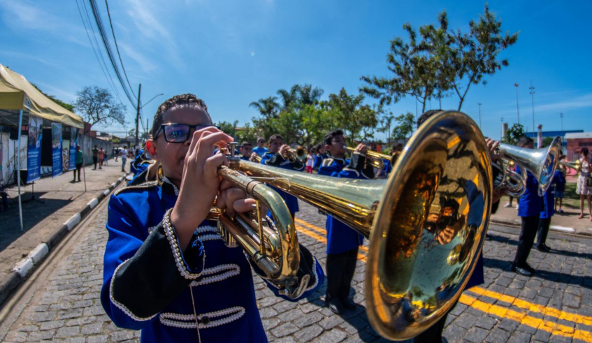 As bandas do projeto Pra Ver a Banda Passar, promovido pela Secretaria de Educação com gestão da AFABAMC, animaram o público. (Divulgação/PMMC)