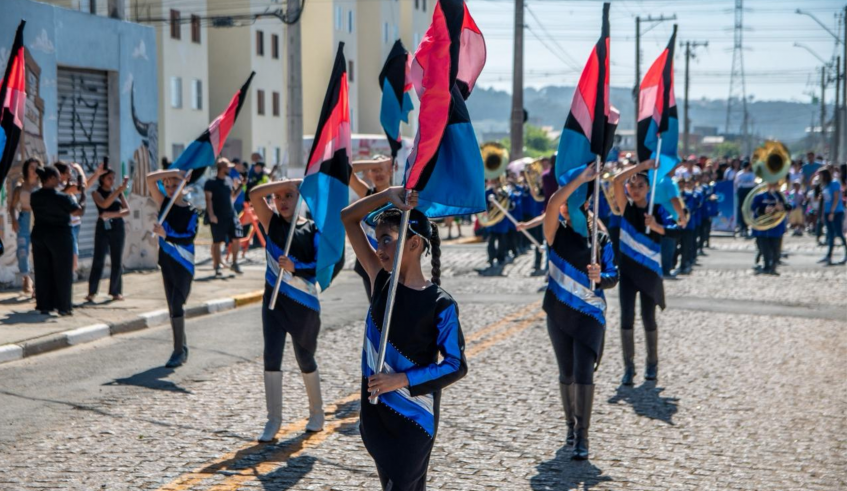 As bandas do projeto Pra Ver a Banda Passar, promovido pela Secretaria de Educação com gestão da AFABAMC, animaram o público. (Divulgação/PMMC)