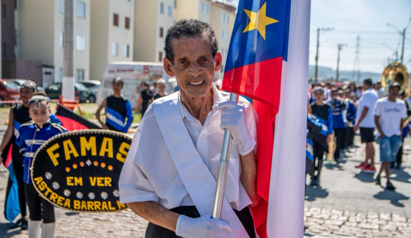 Os moradores de Jundiapeba , João Dias e João Miranda, completaram o trio de representantes do distrito levando as bandeiras. (Divulgação/PMMC)
