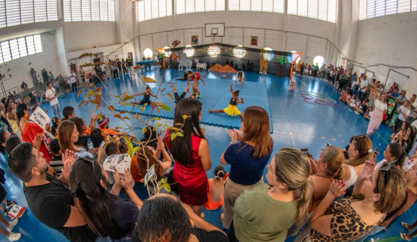 A prefeita Mara Bertaiolli assistiu as apresentações na Rua Mais Feliz. (Divulgação/PMMC)