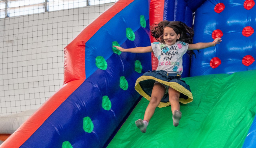 Os brinquedos infláveis da Rua Mais Feliz fizeram a alegria das crianças. (Divlgação/PMMC)