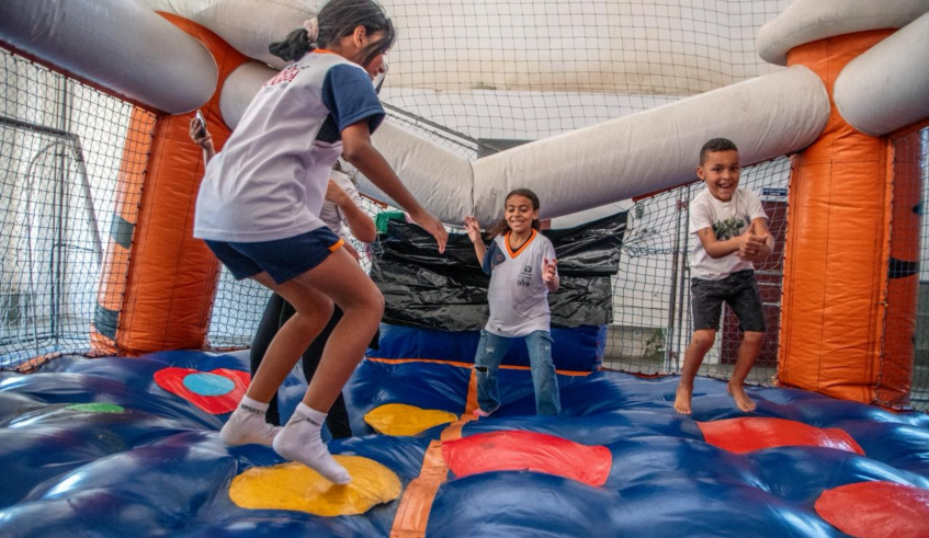 Os brinquedos infláveis da Rua Mais Feliz fizeram a alegria das crianças. (Divlgação/PMMC)