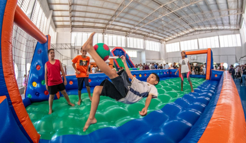 Os brinquedos infláveis da Rua Mais Feliz fizeram a alegria das crianças. (Divlgação/PMMC)