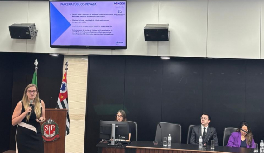 Juliana Matos, diretora da Rede Básica de Saúde, apresenta ações de Mogi das Cruzes na linha de cuidados respiratórios, na Assembleia Legislativa (Divulgação)