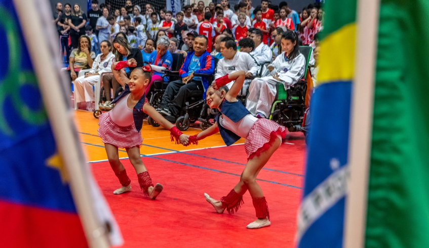 Evento Esporte em Movimento contou com a apresentação de atletas de ginástica rítmica que participam da modalidade em Mogi das Cruzes (Divulgação/PMMC)