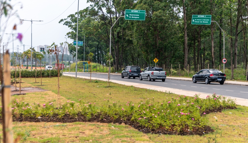 Trabalho incluiu também a jardinagem na rotatória, que está liberada e oferece novas opções de deslocamento aos motoristas em Cezar de Souza (Divulgação/PMMC)