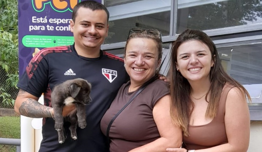 João Lucas adotou o filhote Kibe, numa demonstração de amor e preocupação com os animais. Mogianos podem adotar pets comparecendo ao Nubea (Divulgação/PMMC)
