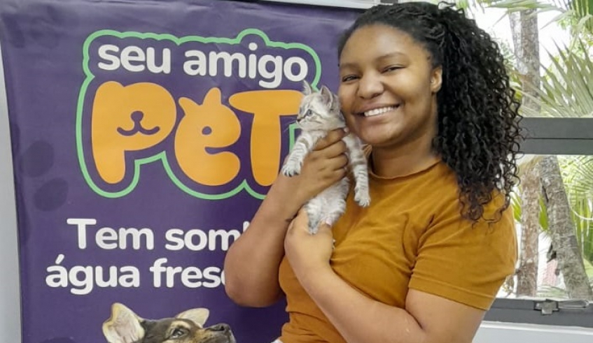 Mariana Lima adotou a gatinha Nina: todos os animais abrigados no Nubea são castrados, vacinados e microchipados (Divulgação/PMMC)
