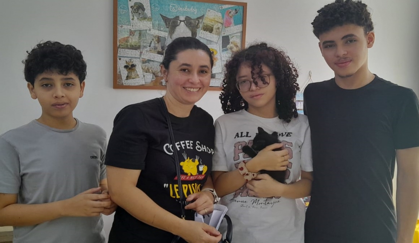 Cristiane Barbosa, ao lado dos filhos, adotou um filhote de gato após o falecimento de seu pet. Ele fará companhia para o outro gato da família (Divulgação/PMMC)