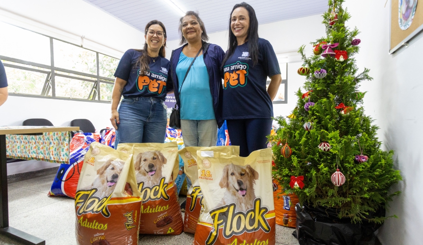 Mariliza da Silva Braga trabalha no Hospital Dr. Arnaldo Pezzutti Cavancanti e zela por 30 cães que vivem na região: ração vai ajudar nos cuidados com os animais (Divulgação/PMMC)