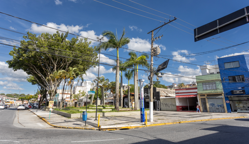 A Praça Francisco Ribeiro Nogueira, a 1º de Setembro, está mais ampla e tem um toten de segurança da Prefeitura, com câmeras (Divulgação/PMMC)