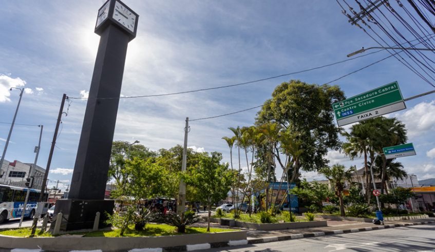 Praça Oswaldo Cruz, conhecida como Praça do Relógio, no Centro, está mais espaçosa e bonita, além de ter voltado a ter uma Base da GCM (Divulgação/PMMC)