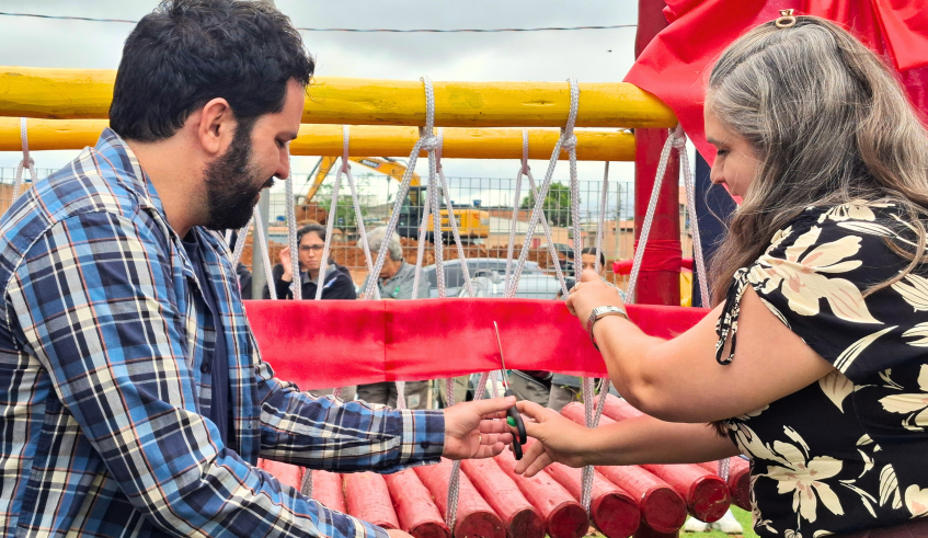 O diretor Andreive Cascarano e a coordenadora de projetos socioambientais do Instituto Itaquareia, Flávia Casali, cortaram a fita de inauguração. (Divulgação/PMMC)