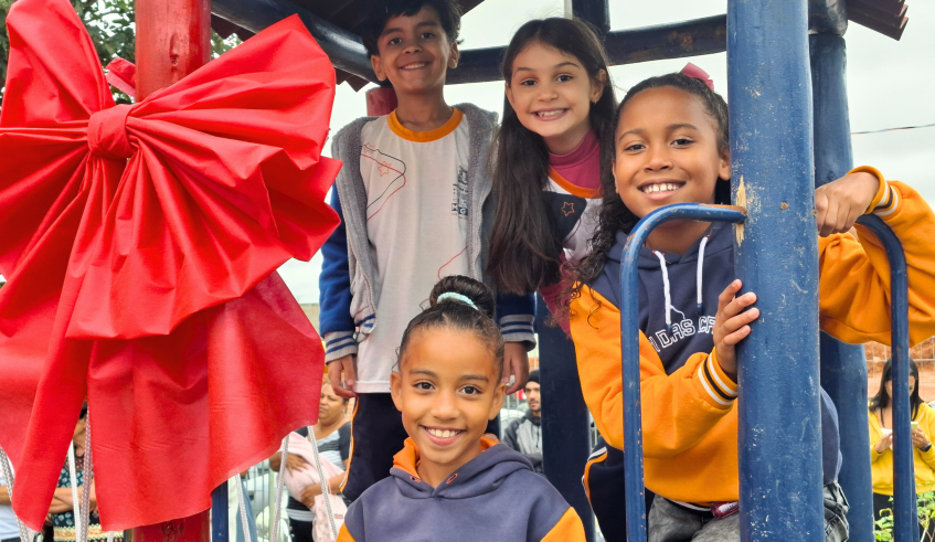 A alegria das crianças marcou a inauguração do novo parquinho no CEMPRE Oswaldo Regino Ornellas, em Jundiapeba. (Divulgação/PMMC)