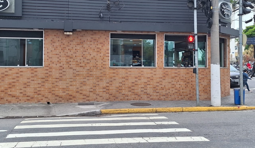 Prefeitura investe em segurança de pedestres com instalação de novos semáforos com botoeira