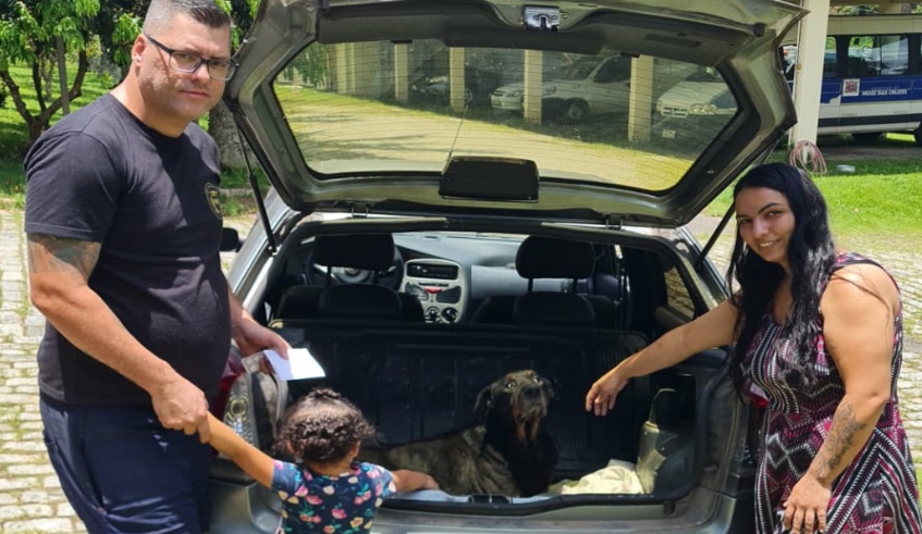 Tutor Jhonny Arantes Evaristo e sua família conseguiram localizar o animal desaparecido com a ajuda do Núcleo de Bem-Estar Animal (Nubea) (Divulgação/PMMC)