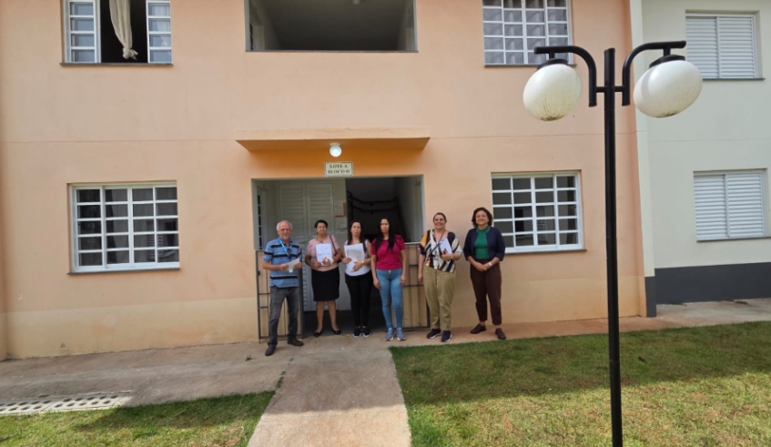 Mais uma família recebeu as chaves da casa própria, com apoio da assistente social Fabiana e diretora Alice, da Secretaria de Habitação (Divulgação/ PMMC)