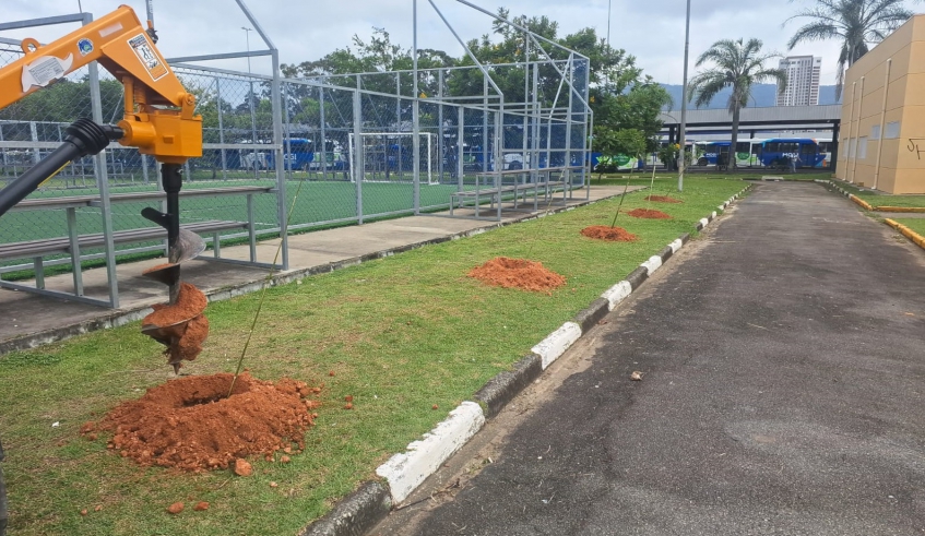 Nova perfuratriz foi utilizada para ajudar na abertura dos berços (buracos) para o plantio de mudas, que beneficiou o Parque Botyra Camorim Gatti e o Paço Municipal (Divulgação/PMMC)