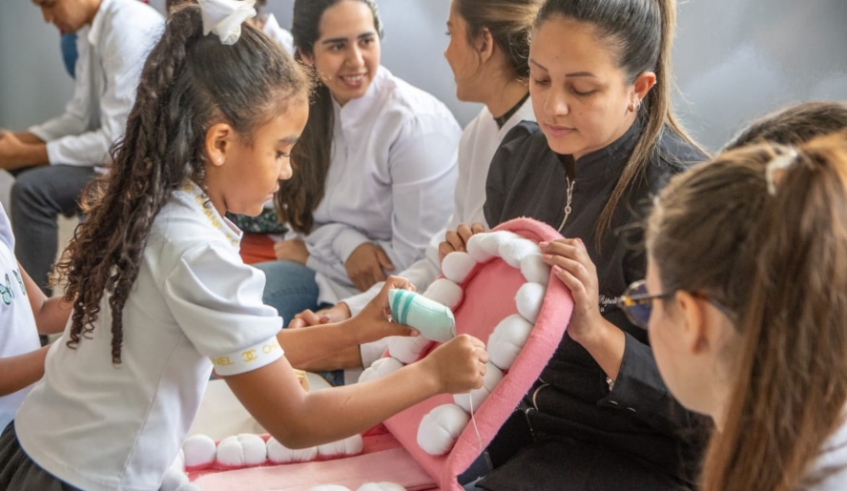 População teve acesso a vários serviços, incluindo orientações sobre higienização correta dos dentes (Divulgação - PMMC)