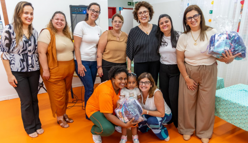 A entrega dos uniformes foi acompanhada pela secretária municipal de Educação, Claudia Romanos. (Divulgação/PMMC)