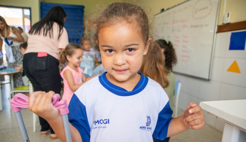 Ao todo serão entregues na rede municipal de ensino 445 mil peças e 7,5 mil babadores. (Divulgação/PMMC)
