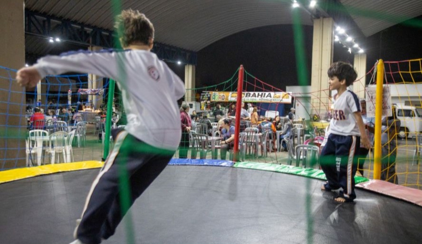 Além da gastronomia, a Feira Noturna possui música ao vivo e espaço para diversão das crianças, todas as quintas-feiras das 17h às 22 horas, na rua Rua Guttermann