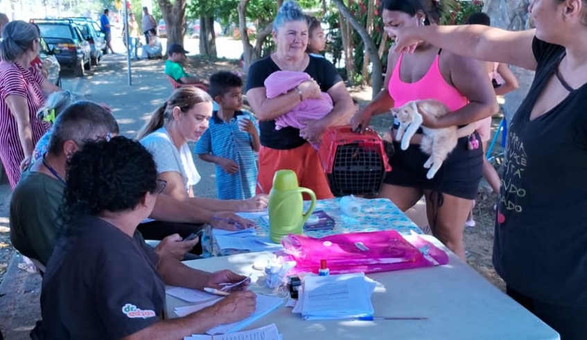 Programa Seu Amigo Pet é uma iniciativa itinerante, realizada em diferentes bairros, com o objetivo de promover o bem-estar animal e a posse responsável (Divulgação/PMMC)