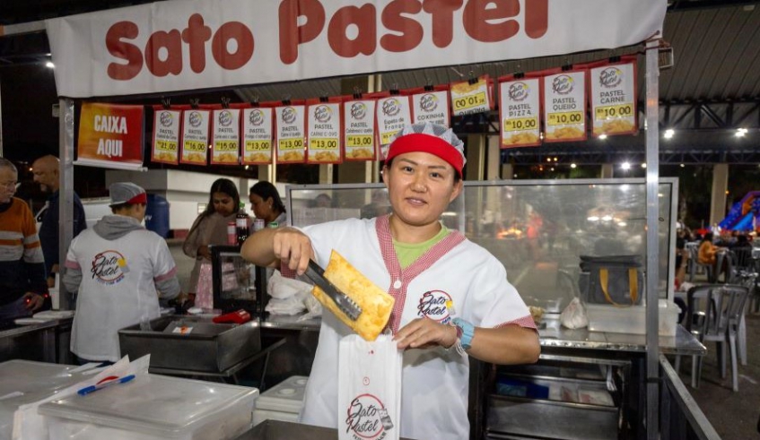 Para Katia Santo, empreendedora nata, o maior desafio da mulher atual nas feiras ainda é o físico. Com muito esforço ela carrega - e descarrega - a Kombi com 23 kg de material