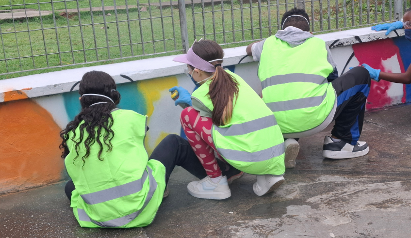 Durante a ação, os estudantes participaram de oficinas de grafite e contribuíram diretamente para a transformação dos muros da escola. (Divulgação/PMMC)