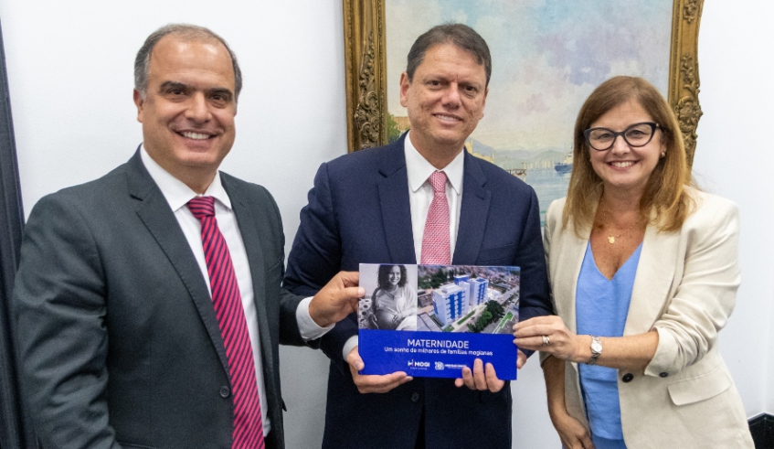 Governador Tarcísio de Freitas anuncia parceria com a Prefeitura de Mogi para custeio da Maternidade, em reunião com a prefeita Mara Bertaiolli e o vice-prefeito Téo Cusatis (Divulgação - PMMC)