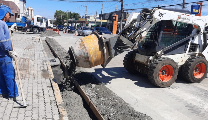 Equipes da Secretaria de Serviços Urbanos fizeram no último final de semana troca de solo e concretagem de sarjeta da avenida Francisco Rodrigues Filho (Divulgação/ PMMC)