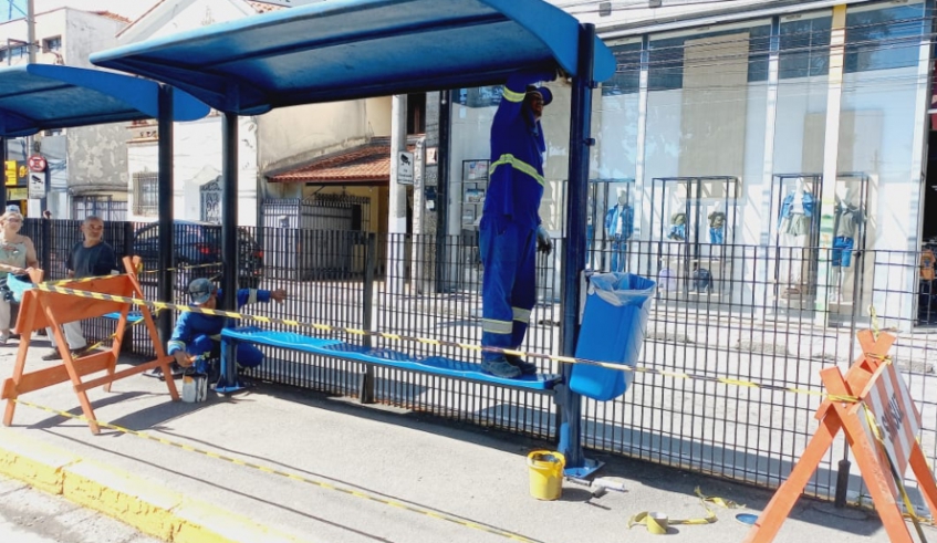 Equipes da Secretaria de Serviços Urbanos fizeram durante o último final de semana pintura do ponto de ônibus na Praça Oswaldo Cruz (Divulgação/ PMMC)