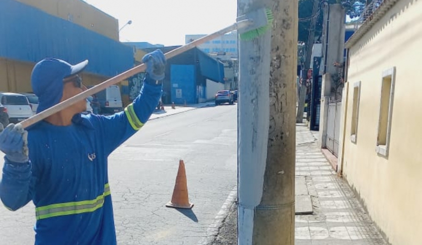 Equipes da Secretaria de Serviços Urbanos deram continuidade à revitalização da área central com serviços de pintura em guias e postes (Divulgação/ PMMC)