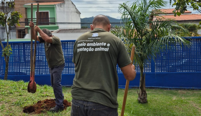 Funcionários da Secretaria de Meio Ambiente vêm realizando o plantio de mudas nativas em Unidades Básicas de Saúde recém-reformadas (Divulgação/PMMC)